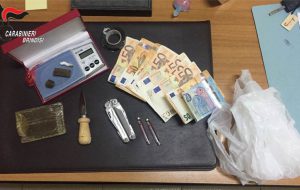 Beccato con 80 grammi di hashish ed un birillo di cocaina: arrestato