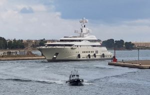 Ormeggiato a Brindisi Pelorus, il megayacht di 115 metri appartenuto al magnate Abramovich