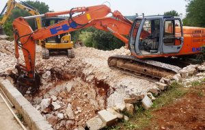 Scavo profondo tre metri senza permesso a costruire: due denunce