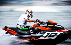Cade da una moto d’acqua: la Capitaneria di Porto avvia le ricerche