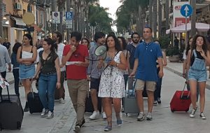 Non vogliamo più essere costretti a dover partire: il flash mob dei giovani per le vie del centro