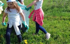 I bambini della Scuola dell’Infanzia Modigliani fanno plogging per le vie del quartiere Sant’Elia