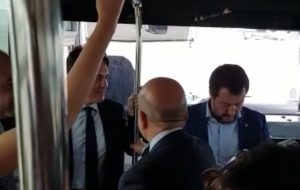 Salvini prende l’aereo per un comizio a Brindisi ed un gruppo di ragazzi canta “Bella Ciao”. IL VIDEO