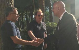 La gaffe di Cavalera: “incontro cittadini che vivono in condizioni assurde”. Ma nella foto stringe la mano a Luigi Sergi, ex consigliere di Consales e Carluccio