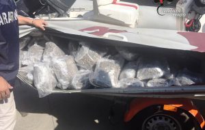 Trainano gommone con 250 Kg di marijuana: arrestati due pregiudicati brindisini