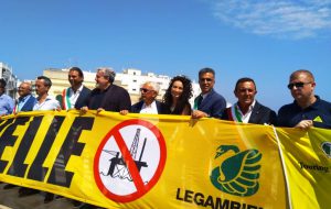 NoOil – Stop alle trivelle: il Sindaco Coppola prende parte al flash mob organizzato da Legambiente