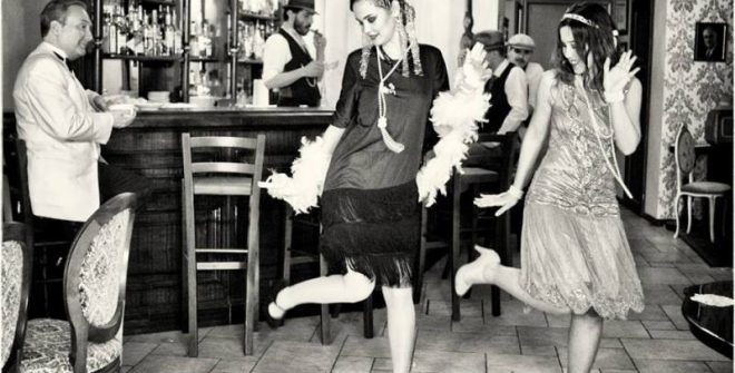 Un mondo che va a ritmo anni Trenta. Di Vanessa Gloria