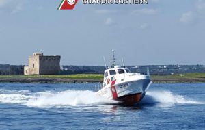 La Guardia Costiera salva natante in balia delle onde