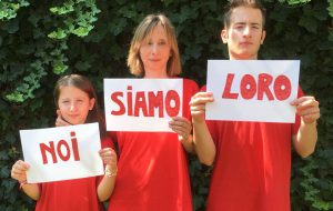 Prima le persone: oggi magliette rosse in Piazza Vittoria per #fermarelemorragia di umanità!