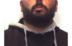 Tenta di rubare cellulare in negozio di fiori: fermato dai clienti e arrestato dai Carabinieri