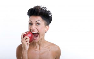 Eva, Diario di una costola: domani a Teatro Madre l’universo femminile raccontato da Rita Pelusio