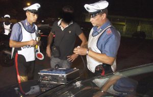 Fermato alla guida dell’auto rifiuta di sottoporsi ai controlli: patente sospesa, auto confiscata