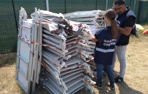 Ombrelloni e lettini abusivi sul litorale di Monticelli: interviene la Guardia Costiera