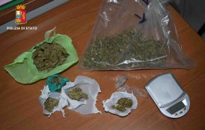 Droga in auto e a casa: arrestato 27enne