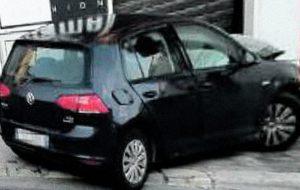 Ubriaco e fumato si schianta contro la saracinesca di un negozio