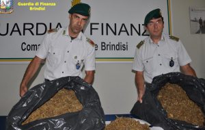 In auto con 60 Kg di marijuana sperona il mezzo dei finanzieri e scappa: arrestato dopo 48 ore