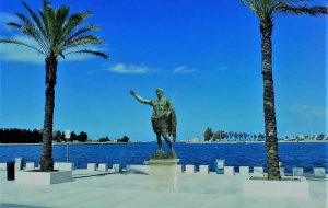 “Spostare la statua di Cesare Augusto Ottaviano sul lungomare di Brindisi”