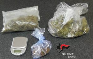 Hashish ed erba sulle mensole del caminetto: 29enne agli arresti domiciliari