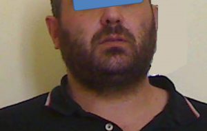 Tenta estorsione, poi ruba montacarichi e minaccia operai: arrestato