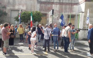 Una trentina di persone alla manifestazione convocata dal centrodestra contro il centro accoglienza minori al Quartiere Casale