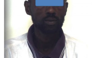 Con mazza di ferro danneggia auto e vetrata del Pronto Soccorso: arrestato ivoriano