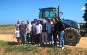 Due migranti assunti in azienda agricola dopo aver frequentato il Corso per Trattoristi