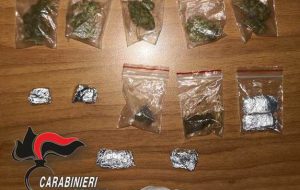 Controlli contro spaccio e assunzione di droga e guida dopo abuso di sostanze alcoliche: arresti e denunce