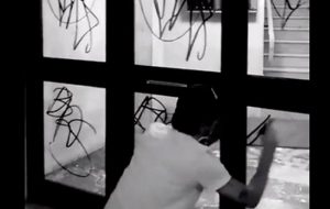19enne imbratta condominio di via De Flagilla: identificato e denunciato