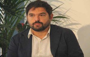Alessandro Zizzo torna dietro la macchina da presa per dirigere APOLIDE, short-film sull’amicizia tra un “medico” e un “migrante”.