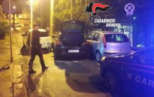Ladri d’auto in trasferta arrestati dai Carabinieri dopo inseguimento: in manette due brindisini
