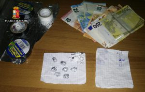 Cinque grammi di coca sul terrazzo di casa: arrestato 51enne