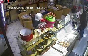 Tutto in una notte: picchia una persona, spacca due vetrine, ruba cellulare, minaccia commessa e rapina bar: in manette 38enne