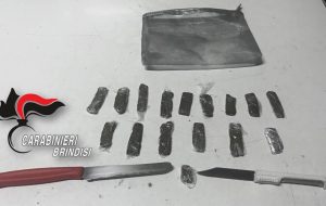 Sorpreso nel parco con 30 grammi di hashish: arrestato 18enne