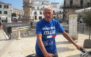 Fa tappa ad Ostuni il giro del mondo in bicicletta di Janus River