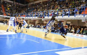 Grande lotta al PalaPentassuglia: Sassari ha la meglio nel finale su una mai doma Happy Casa