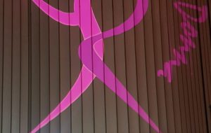 Ottobre rosa a Brindisi: monumenti in rosa e flash mob con Luisa Corna