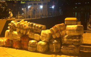 Inseguimento in mare aperto: la Finanza arresta due scafisti e sequestra oltre 500 Kg di marijuana