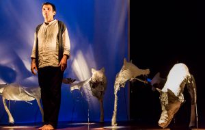 Tutte le Storie del Mondo: domenica 3 Luigi D’Elia porta “Zanna Bianca” sul palco del Teatro Impero