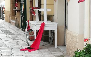 Scarpe rosse contro la violenza sulle donne nel centro di Mesagne