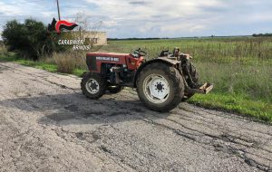 Puntano pistola in faccia ad un agricoltore per rubare il trattore