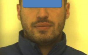 Barista fermato dopo mezzanotte: aveva tre grammi di hashish e 830 euro in contanti