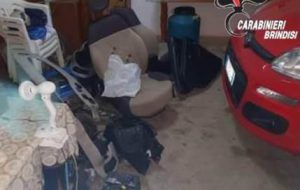 Casa di campagna utilizzata per smontare auto e custodire i pezzi di campagno