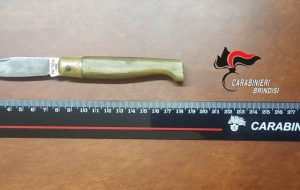Lite tra 16enni, spunta un coltello: uno ferito al costato, l’altro denunciato