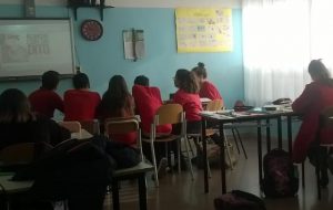 La prima B del Marzolla tra cartoncini rossi e slogan anti- violenza