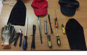 Pregiudicato fermato nel cuore della notte: in auto aveva due passamontagna artigianali e il kit del perfetto scassinatore