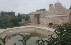 Lottizzazione abusiva con residence e piscina in zona agricola: denunciati proprietario, progettista e funzionario comunale