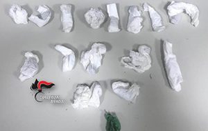 15enne sopreso nei pressi del liceo con 19 grammi di erba. A casa ne aveva altri 20
