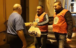 Casapound dona alimenti alle famiglie in difficoltà