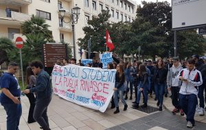 Studenti in Piazza contro il Governo. A Brindisi incontro con il Presidente Rossi