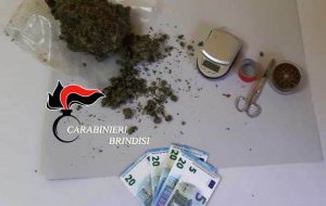 Nasconde 230 grammi di marijuana nel congelatore: 27enne agli arresti domiciliari